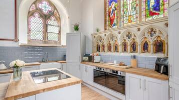 Mikroaaltouuni, uuni, astianpesukone, syöttötuoli