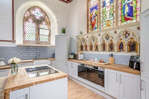 Mikroaaltouuni, uuni, astianpesukone, syöttötuoli