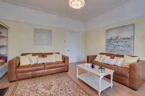 TV - 2 Bed in Scarborough (oc-s032) (Scarborough)