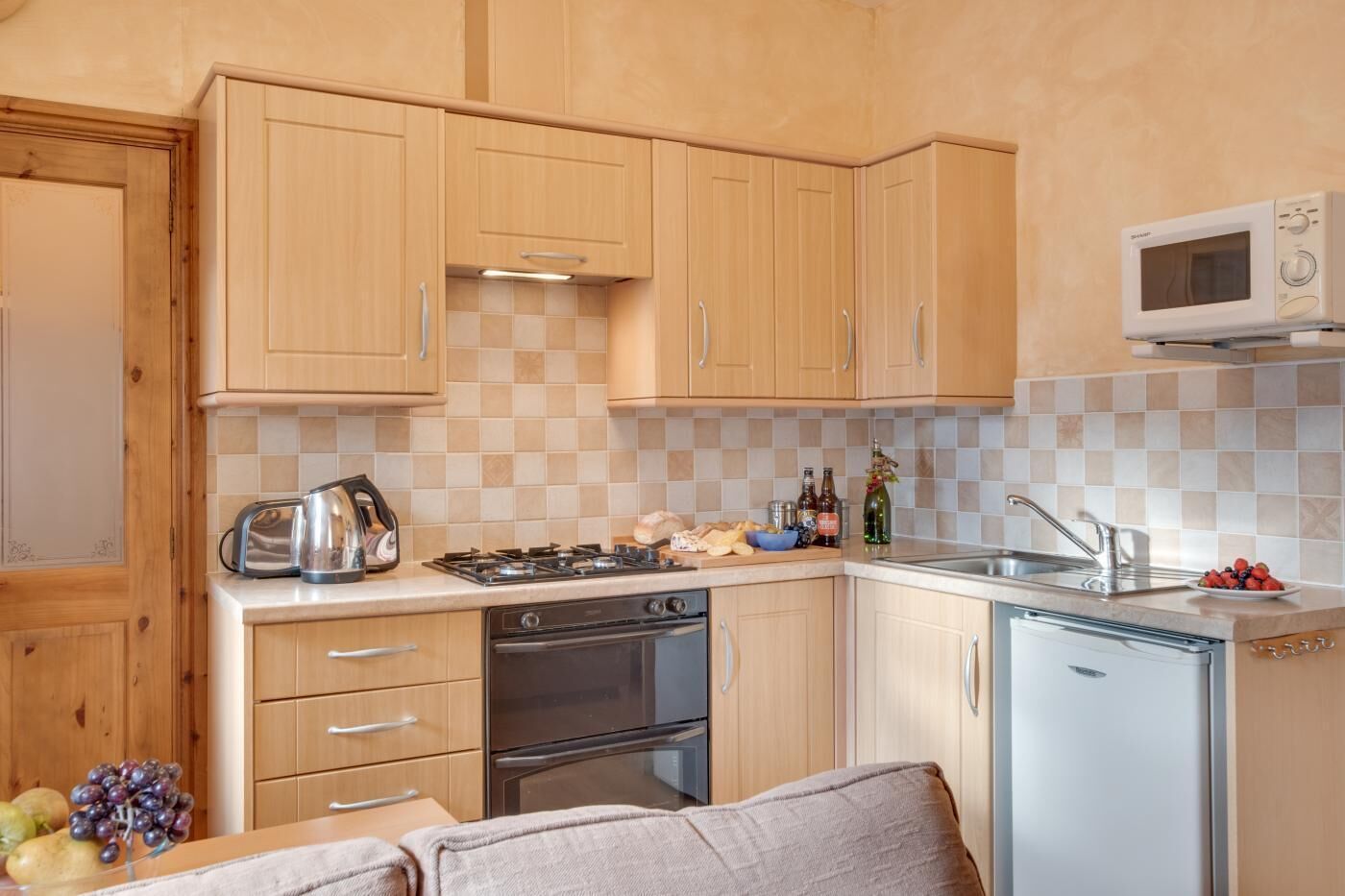 Microondas, horno y utensilios de cocina 