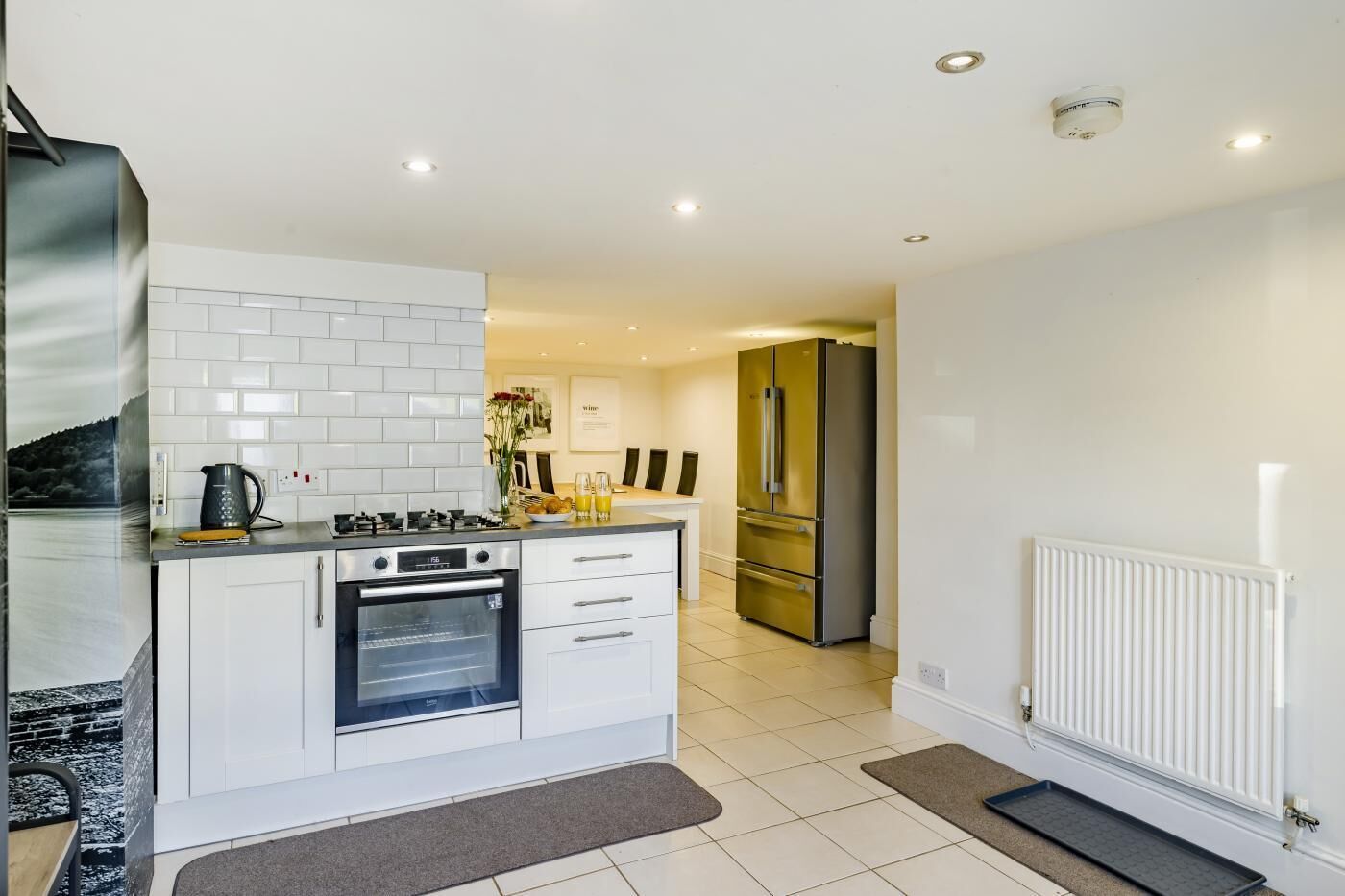 Mikrobølgeovn, ovn, oppvaskmaskin og høy barnestol