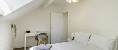 Tabla de planchar con plancha, wifi gratis y ropa de cama