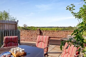 Outdoor dining - 2 Bed in Wells-next-the-Sea (oc-2032) (Wells-next-the-Sea)