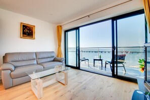 TV - 3 Bed in Shotley Gate (oc-10ap) (Shotley Gate)