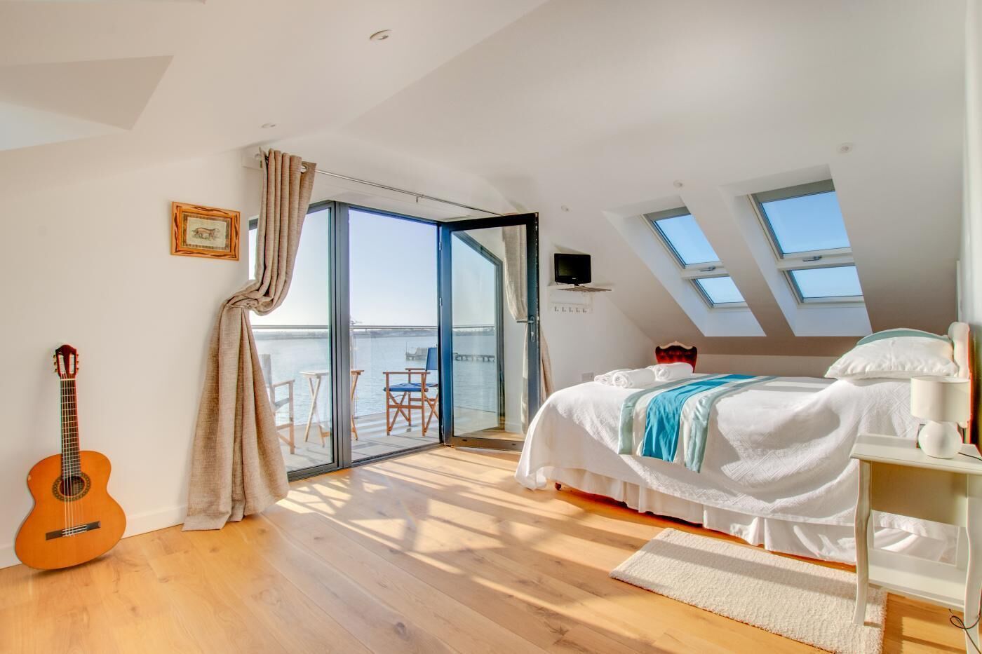 Een strijkplank/strijkijzer, gratis wifi, beddengoed