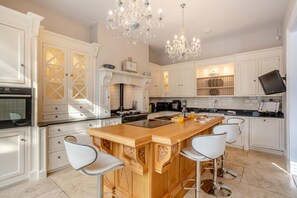 Ovn, opvaskemaskine, køkkentøj/tallerkener/redskaber