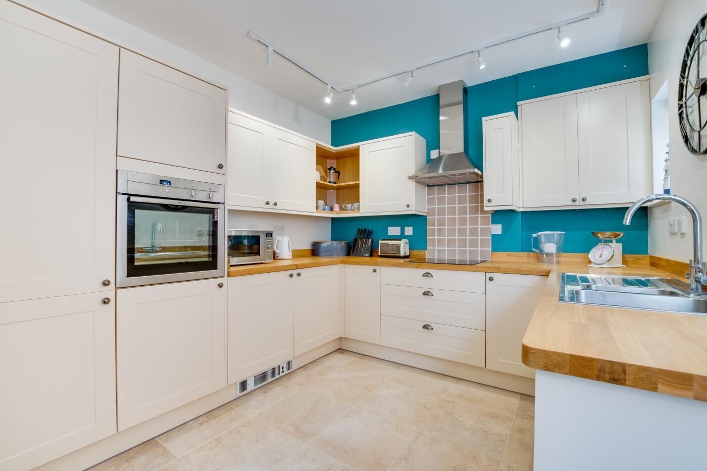 Mikroaaltouuni, uuni, astianpesukone, syöttötuoli