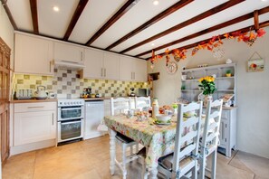 Micro-ondes, four, lave-vaisselle, chaise haute