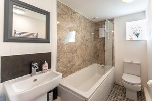 Sèche-cheveux, serviettes fournies