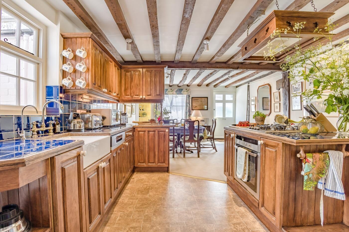 Micro-ondes, four, lave-vaisselle, chaise haute