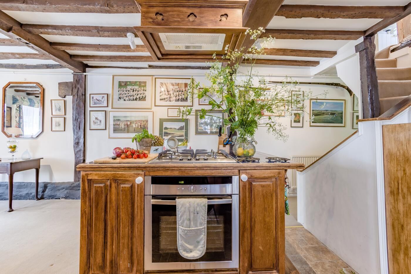 Mikrovågsugn, ugn, diskmaskin och barnstol