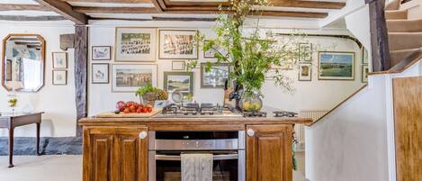 Micro-ondes, four, lave-vaisselle, chaise haute