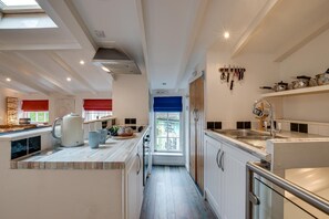 Microondas, horno y utensilios de cocina 