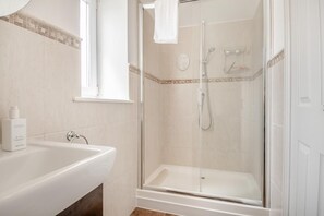 Hair dryer, towels - 3 Bed in Sheringham (oc-2065) (Sheringham)