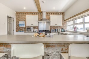 Microwave, oven, dishwasher, cookware/dishes/utensils - 3 Bed in Sheringham (oc-2065) (Sheringham)