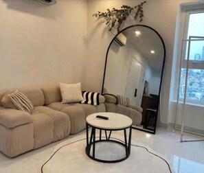 Grand-Suite, 1 Schlafzimmer, Zutritt zur Club Lounge, Stadtblick | Bettwäsche aus ägyptischer Baumwolle, hochwertige Bettwaren