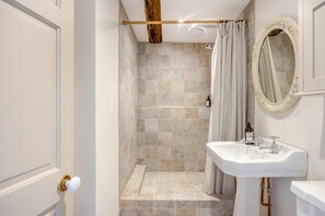 Towels - 1 Bed in Frampton On Severn (oc-c32001) (Frampton on Severn)