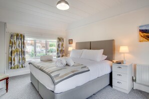 4 slaapkamers, een strijkplank/strijkijzer, reisbedje, gratis wifi