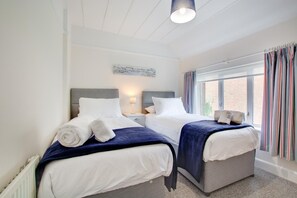 4 bedrooms, iron/ironing board, travel cot, free WiFi - 4 Bed in Cromer (oc-2069) (Cromer)