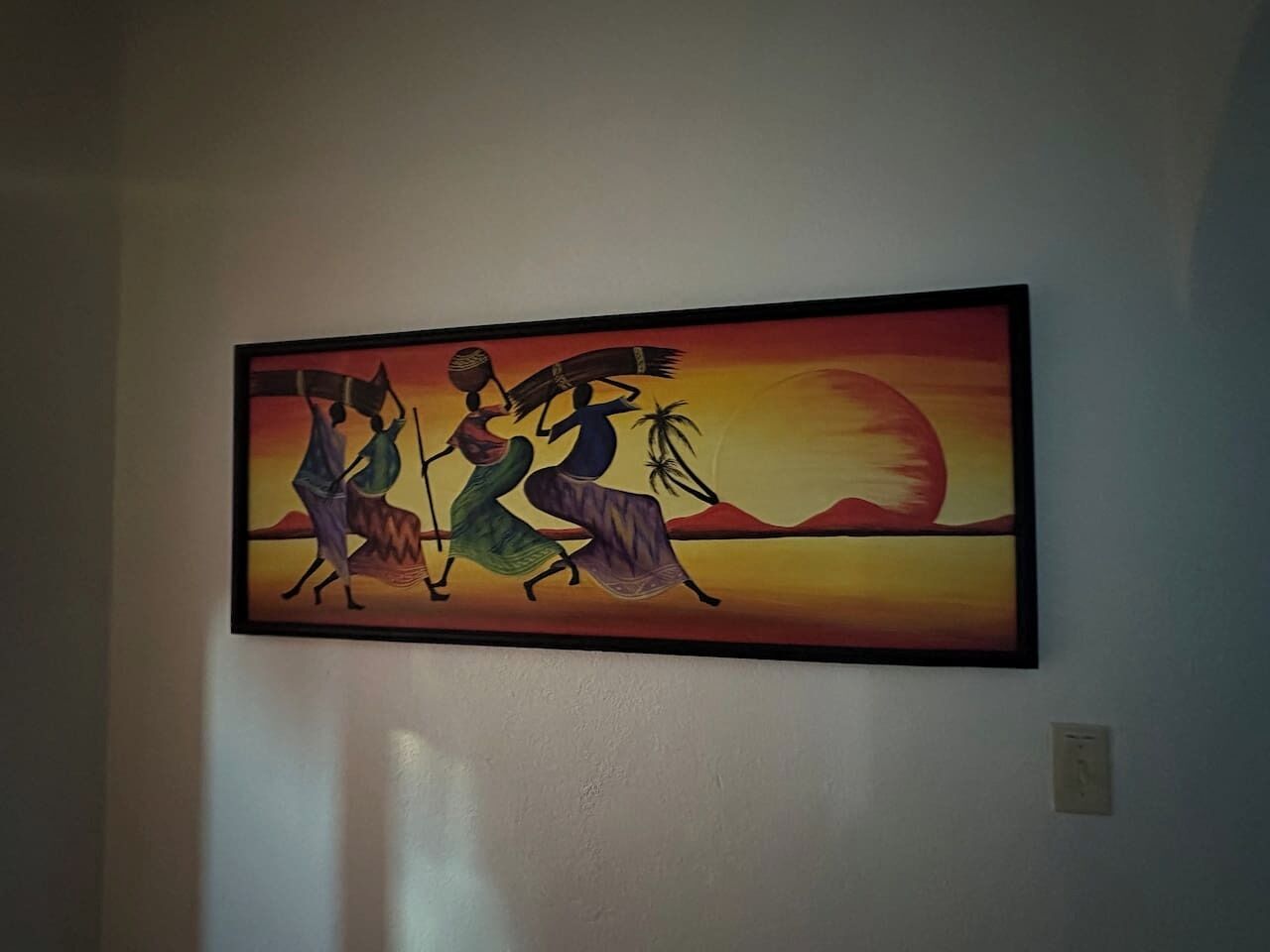 Ein Gemälde von drei Personen an einer Wand.