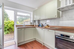 Microwave, oven, high chair, cookware/dishes/utensils - 2 Bed in Mumbles (oc-d32021) (The Mumbles)