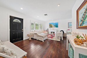 Smart TV, fireplace, ping pong - Luxury WPB Retreat - Heated Pool & Games (West Palm Beach)