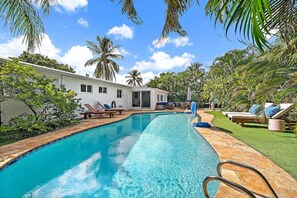 A heated pool - Luxury WPB Retreat - Heated Pool & Games (West Palm Beach)