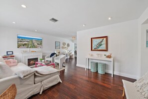 Smart TV, fireplace, ping pong - Luxury WPB Retreat - Heated Pool & Games (West Palm Beach)