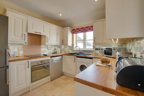 Horno, lavavajillas, periquera y utensilios de cocina 