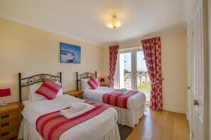 Tabla de planchar con plancha, wifi gratis y ropa de cama 