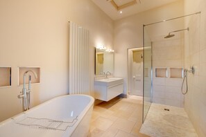 Hair dryer, towels - 4 Bed in Gower (oc-hh2112) (Penmaen)