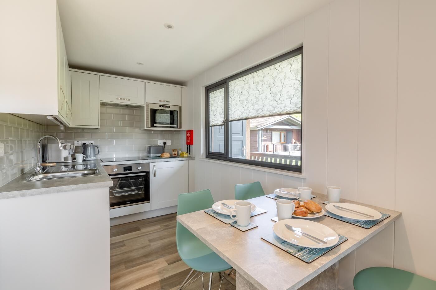 Mikrobølgeovn, ovn og kjøkkenutstyr