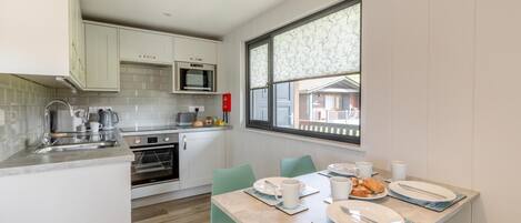 Mikrobølgeovn, ovn og kjøkkenutstyr