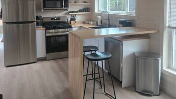 Coffee/tea maker, fridge, microwave, oven