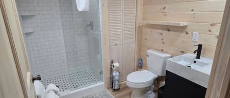 Toallas, jabón, papel de baño
