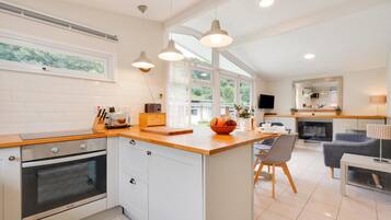 Microwave, oven, cookware/dishes/utensils
