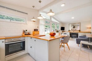 Microwave, oven, cookware/dishes/utensils