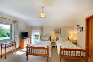 Iron/ironing board, free WiFi, bed sheets - 2 Bed in Felindre (oc-hh39) (Felindre)