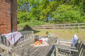 Outdoor dining - 3 Bed in Dunwich (oc-w31880) (Dunwich)