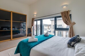 Iron/ironing board, free WiFi, bed sheets - 4 Bed in Marina (oc-hh206) (Swansea)