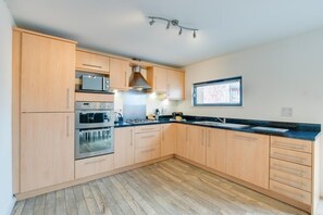 Microwave, oven, dishwasher, high chair - 4 Bed in Marina (oc-hh206) (Swansea)
