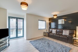 TV - 4 Bed in Marina (oc-hh206) (Swansea)