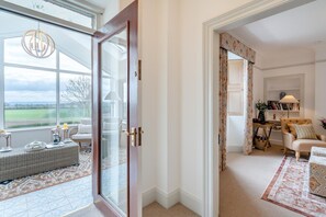 TV, fireplace - 4 Bed in Alyth (oc-e31853) (Auchrannie)