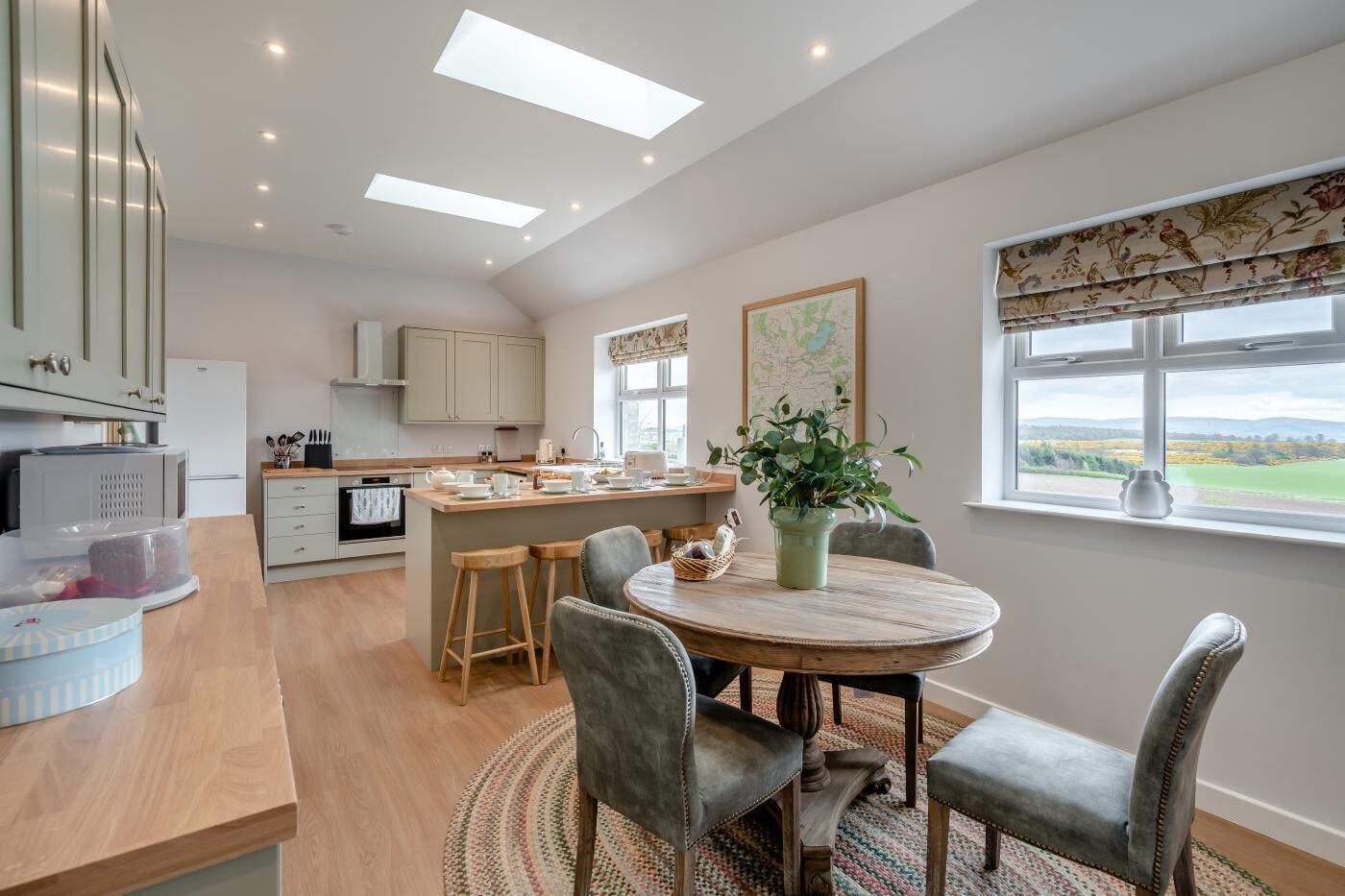 Ovn, oppvaskmaskin, høy barnestol og kjøkkenutstyr