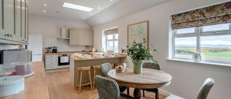 Ovn, oppvaskmaskin, høy barnestol og kjøkkenutstyr