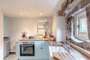 Oven, cookware/dishes/utensils - 1 Bed in Longnor (oc-y32018) (Heathylee)