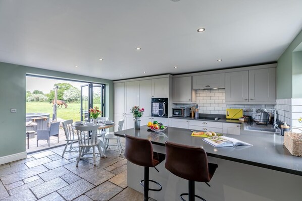 Four à micro-ondes, un four, lave-vaisselle, chaise haute