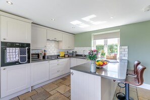 ميكروويف، فرن، غسالة أطباق، كرسي للأطفال