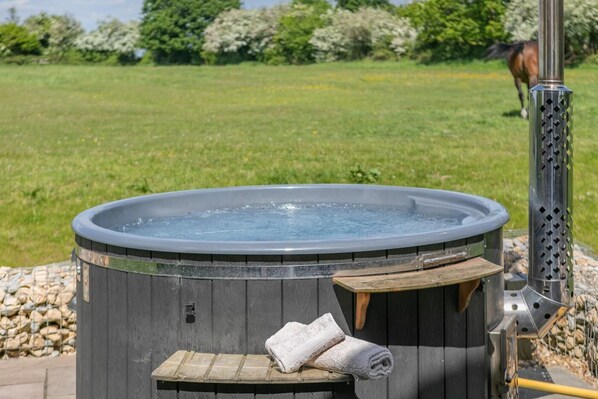 Outdoor spa tub