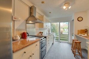 Een oven, een vaatwasser, kookgerei, borden en bestek